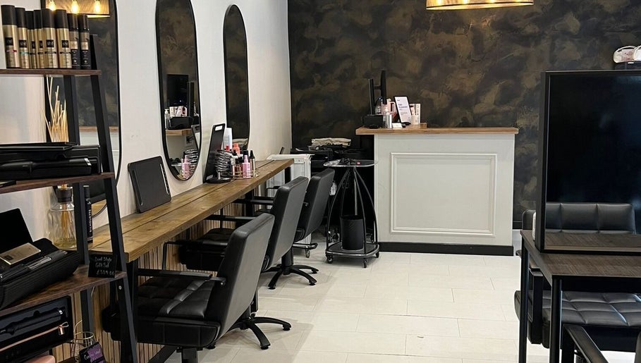 OAK Salon Hair and Beauty – obraz 1