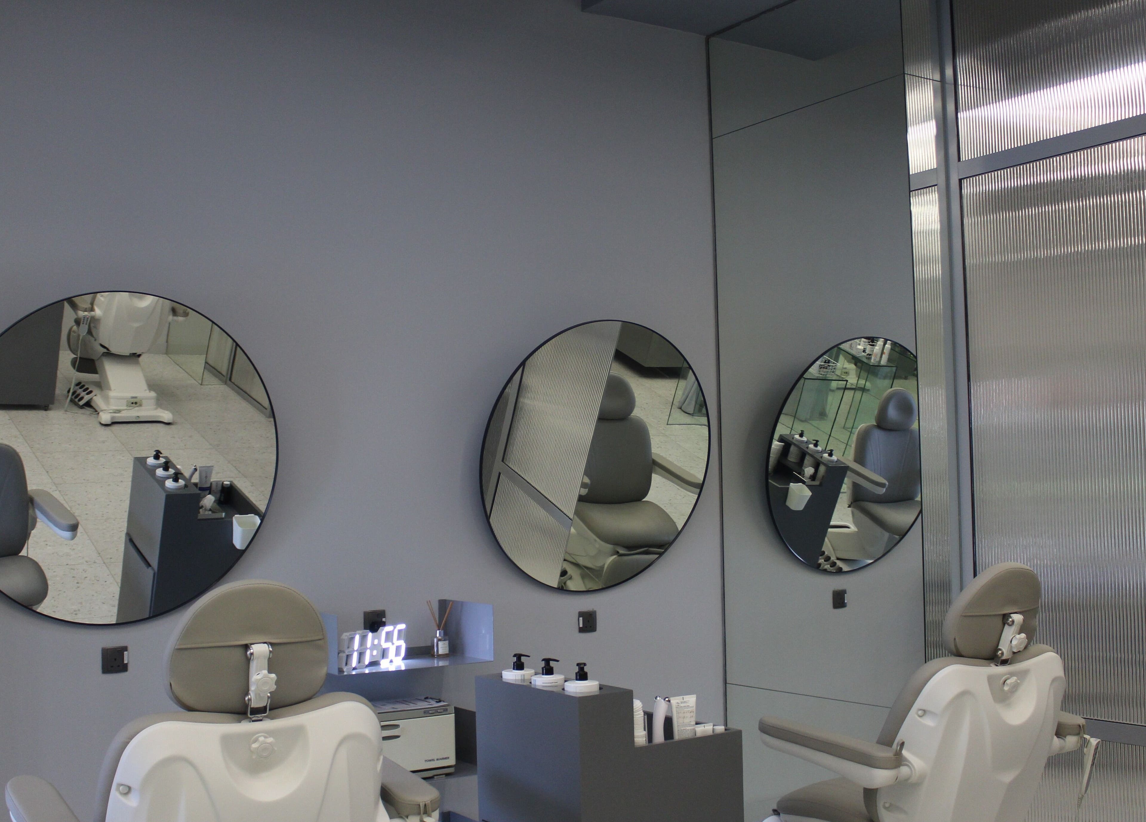 Chic salon mirrors at The Face Only in Dubai, Dubai, AE showcasing a modern and elegant design.