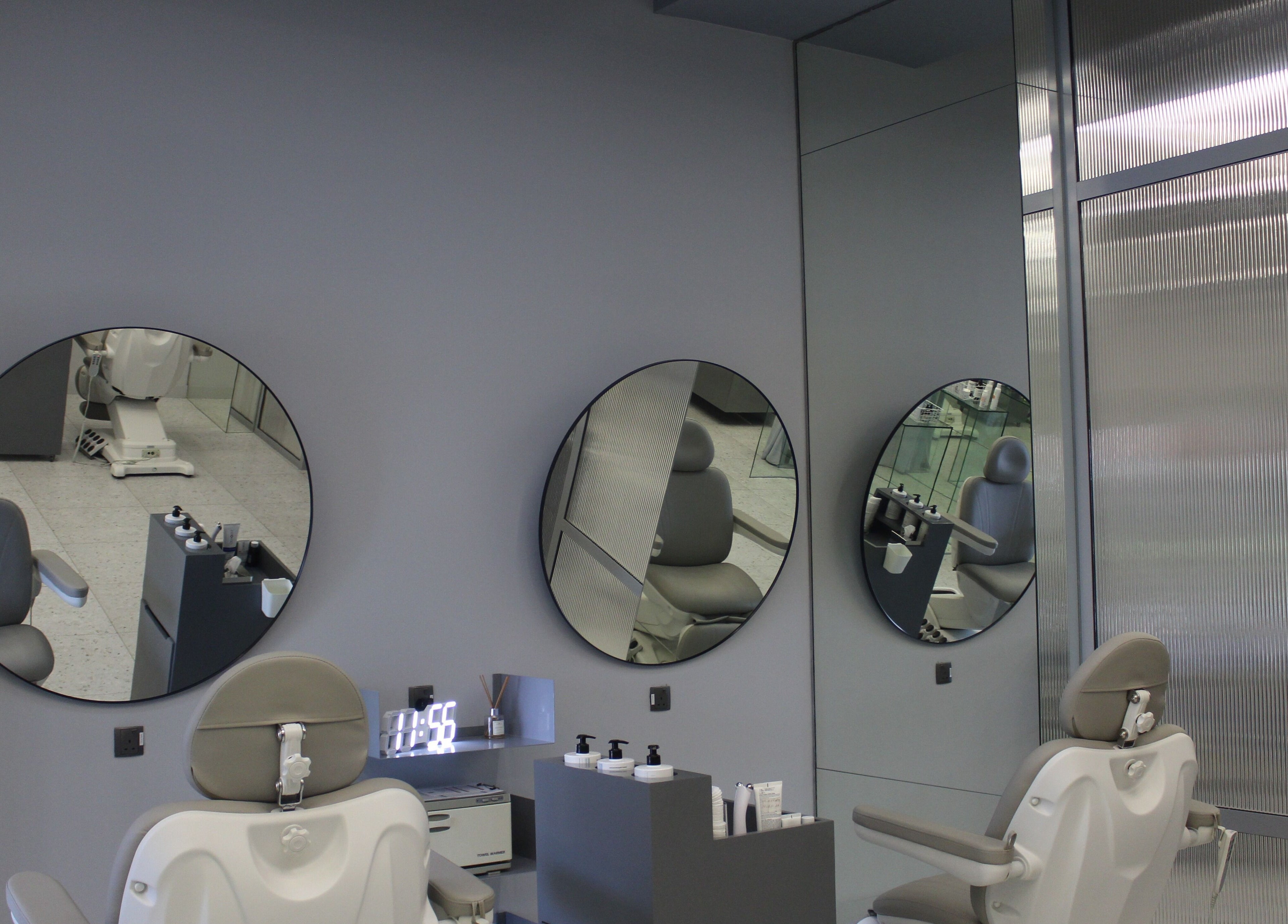 Chic salon mirrors at The Face Only in Dubai, Dubai, AE showcasing a modern and elegant design.
