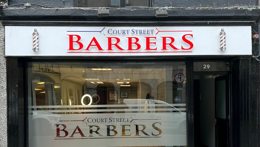 Court Street Barbers  – obraz 1