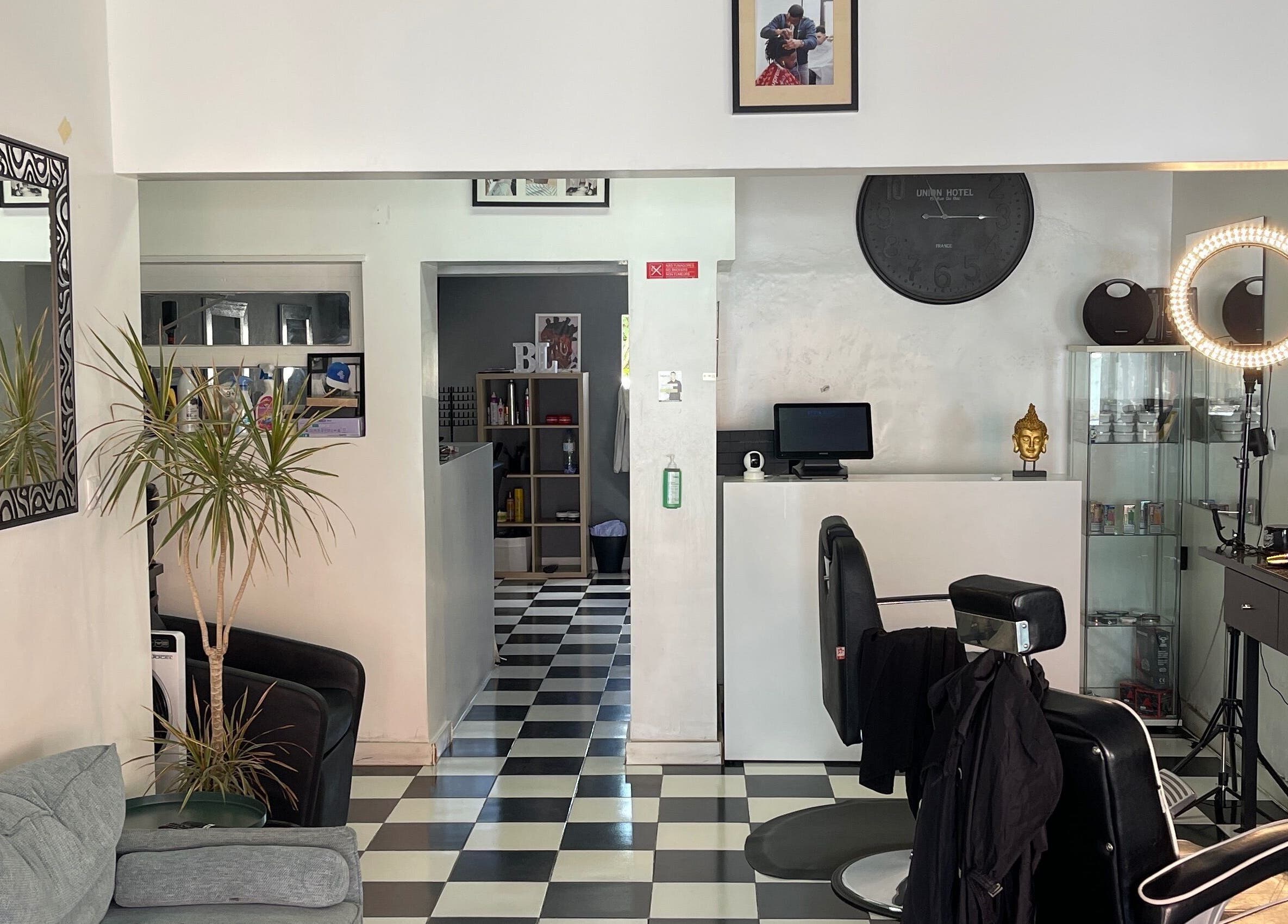 Interior moderno do Carlinhos Varela Barbeiros em Alcabideche, Lisboa, PT, com espelhos e decoração sofisticada.