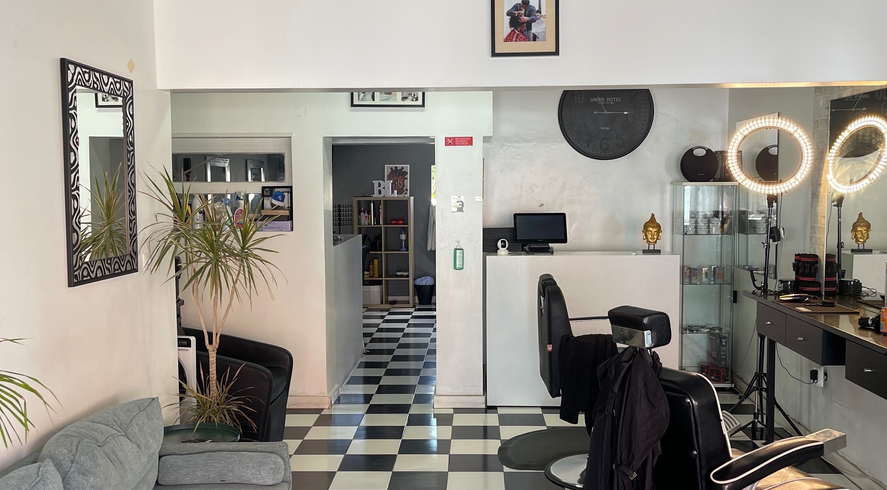 Interior moderno do Carlinhos Varela Barbeiros em Alcabideche, Lisboa, PT, com espelhos e decoração sofisticada.