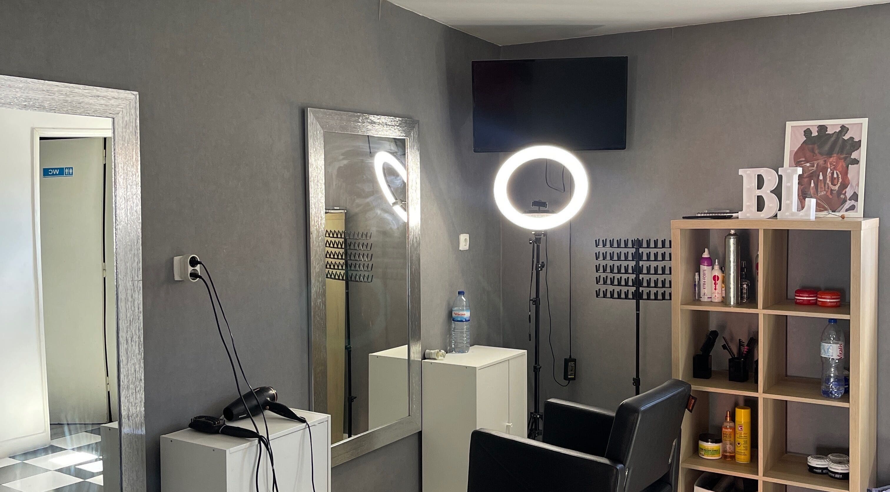 Interior moderno do Carlinhos Varela Barbeiros em Alcabideche, Lisboa, PT, com cadeira e espelho.