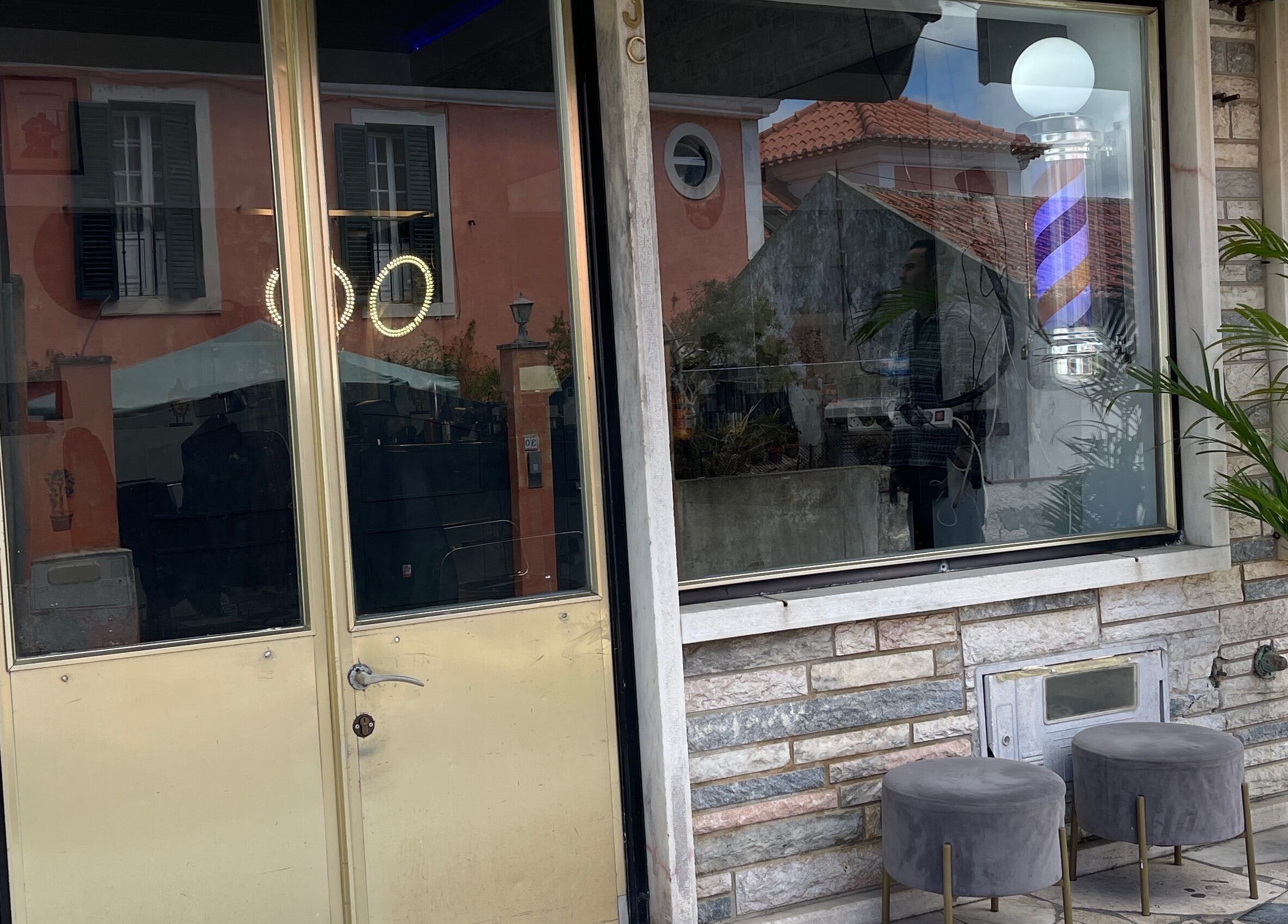 Entrada de Carlinhos Varela Barbeiros em Alcabideche, Lisboa, PT, com decoração convidativa.