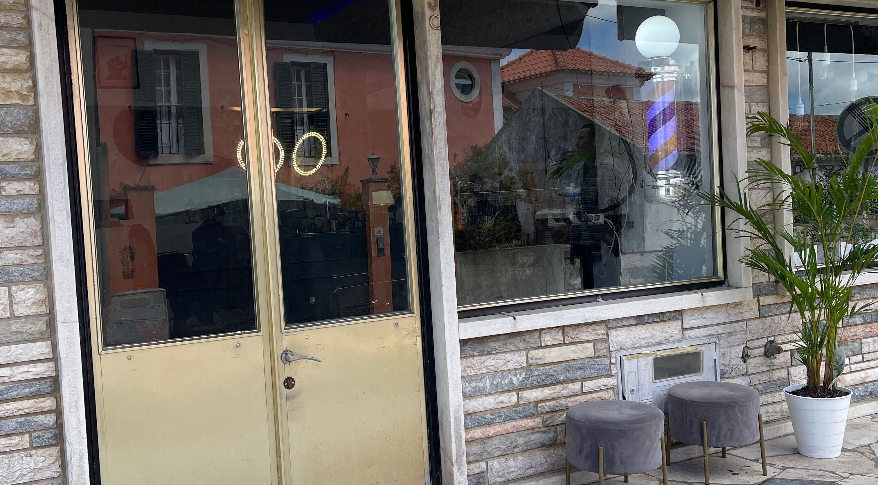 Entrada de Carlinhos Varela Barbeiros em Alcabideche, Lisboa, PT, com decoração convidativa.