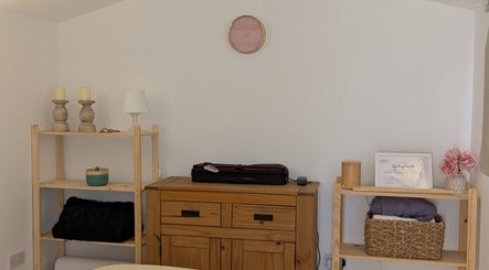 Chaldon Massage Therapy imagem 3