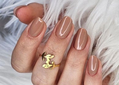 Unhas nude elegantes com anel dourado em Studio Tay Oliveira, Arruda Dos Vinhos, Lisboa, PT.
