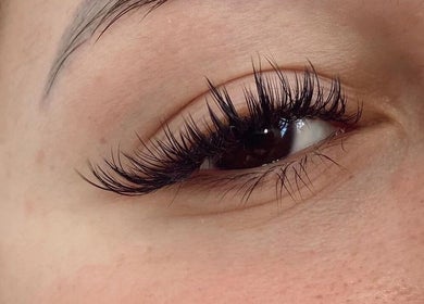 Extensões de pestanas no Studio Tay Oliveira em Arruda Dos Vinhos, Lisboa, PT. Realce natural e elegância.