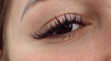 Extensões de pestanas no Studio Tay Oliveira em Arruda Dos Vinhos, Lisboa, PT. Realce natural e elegância.