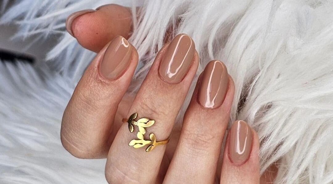 Unhas neutras e elegantes em Studio Tay Oliveira, Arruda Dos Vinhos, Lisboa, PT.