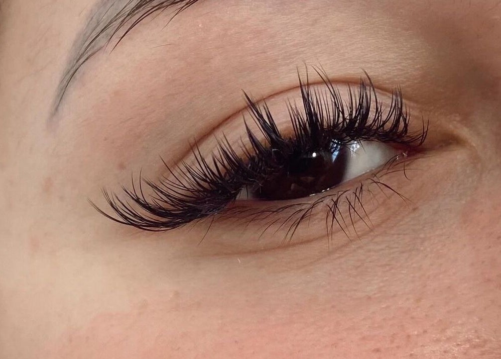 Olho com cílios longos no Studio Tay Oliveira, Arruda Dos Vinhos, Lisboa, PT, destacando beleza.