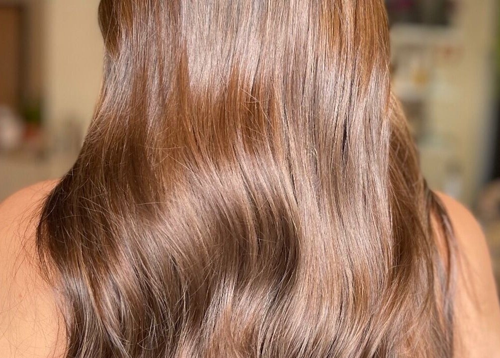 Cabelo castanho brilhante no Studio Tay Oliveira, Arruda Dos Vinhos, Lisboa, PT.