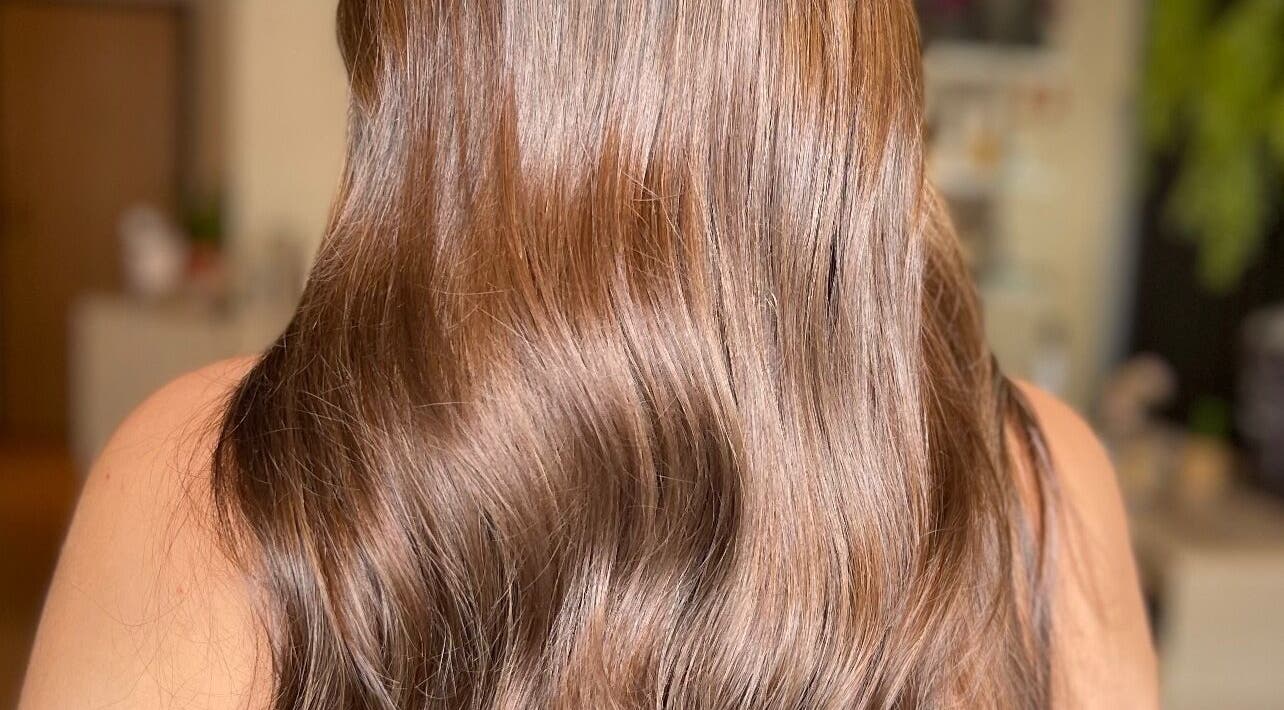 Cabelo castanho brilhante no Studio Tay Oliveira, Arruda Dos Vinhos, Lisboa, PT.