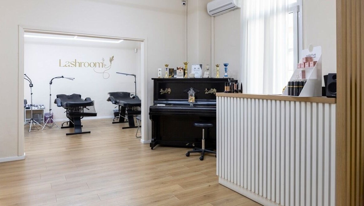 Εσωτερικό του Lashroom στη Θεσσαλονίκη, GR με κομψή διακόσμηση και επαγγελματικούς σταθμούς περιποίησης.