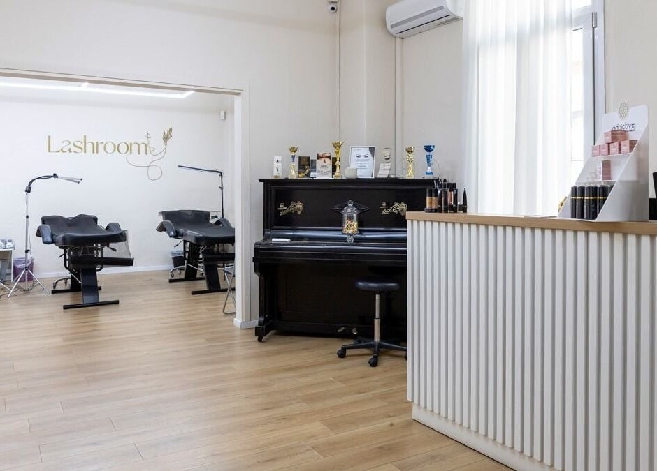 Εσωτερικό του Lashroom στη Θεσσαλονίκη, GR με κομψή διακόσμηση και επαγγελματικούς σταθμούς περιποίησης.