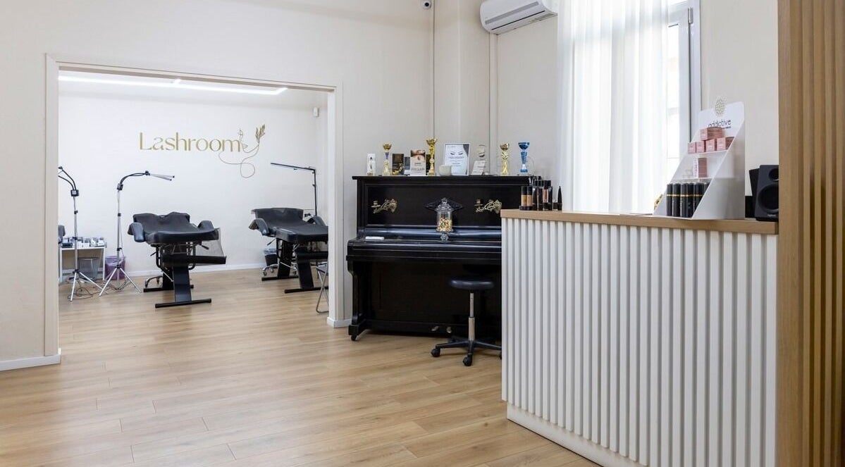 Εσωτερικό του Lashroom στη Θεσσαλονίκη, GR με κομψή διακόσμηση και επαγγελματικούς σταθμούς περιποίησης.