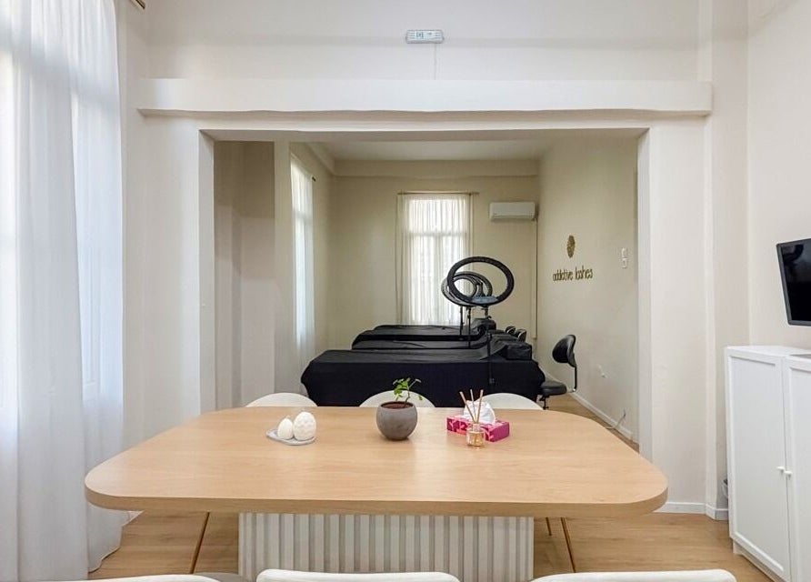 Ηρεμιστικό εσωτερικό Lashroom στο Θεσσαλονίκη, GR με κομψό ντεκόρ και χώρους περιποίησης.