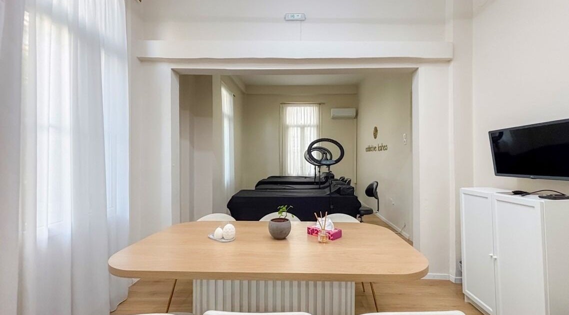 Ηρεμιστικό εσωτερικό Lashroom στο Θεσσαλονίκη, GR με κομψό ντεκόρ και χώρους περιποίησης.