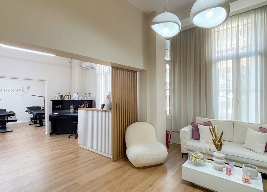 Αριστοκρατικό εσωτερικό στο Lashroom, Θεσσαλονίκη, GR με κομψά έπιπλα και φωτεινή ατμόσφαιρα.