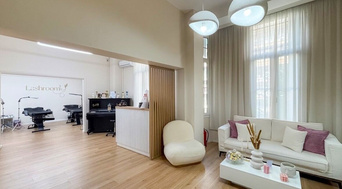 Αριστοκρατικό εσωτερικό στο Lashroom, Θεσσαλονίκη, GR με κομψά έπιπλα και φωτεινή ατμόσφαιρα.