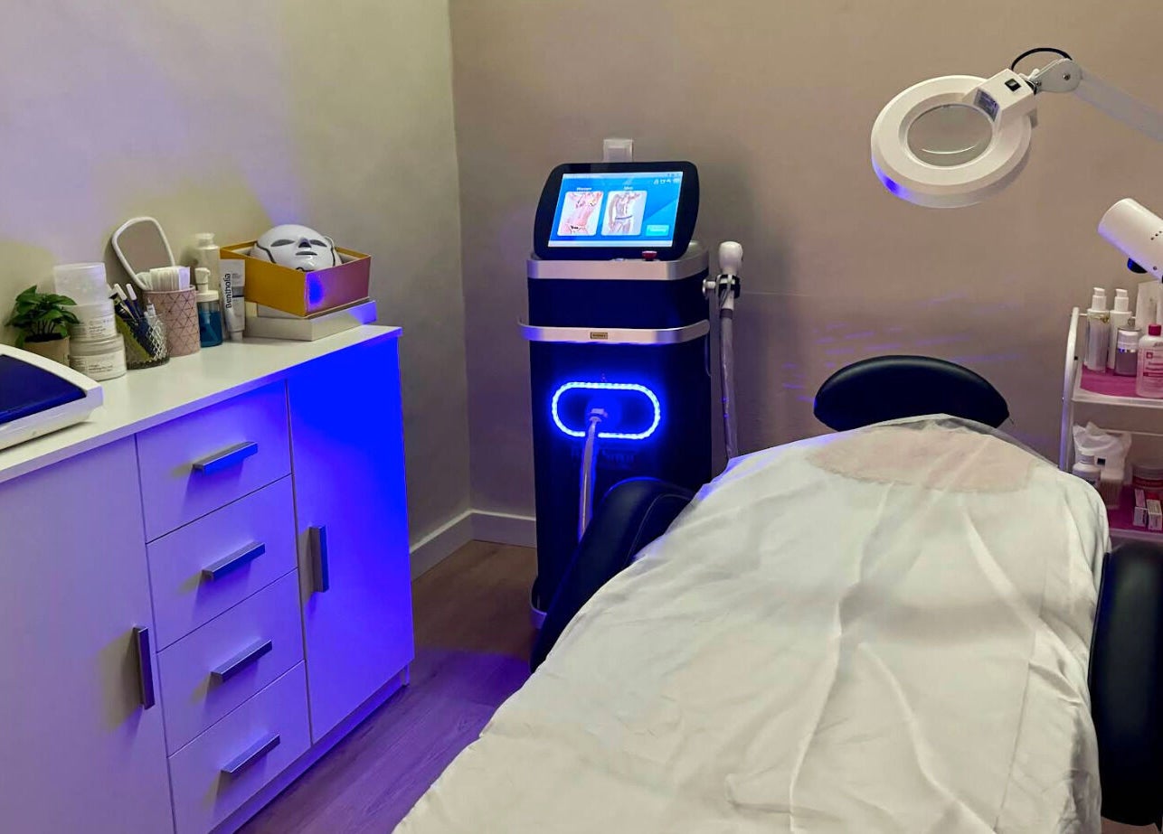 Καλαίσθητο δωμάτιο θεραπείας στο Lashroom, Θεσσαλονίκη, GR με σύγχρονο εξοπλισμό ομορφιάς.