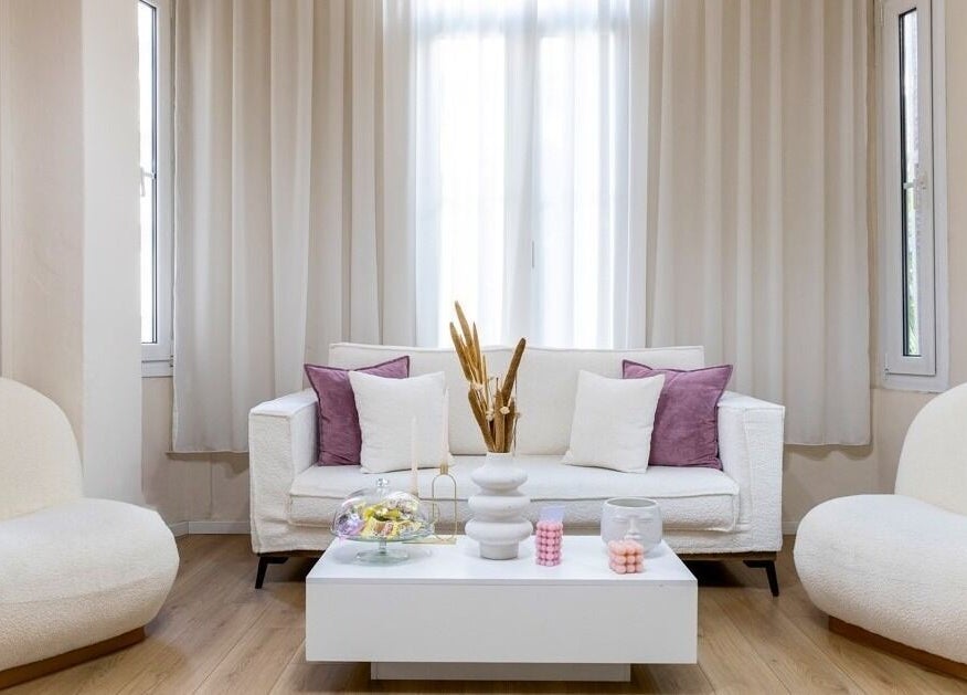 Σαλόνι με καναπέ και πολυθρόνες στο Lashroom, Θεσσαλονίκη, GR.