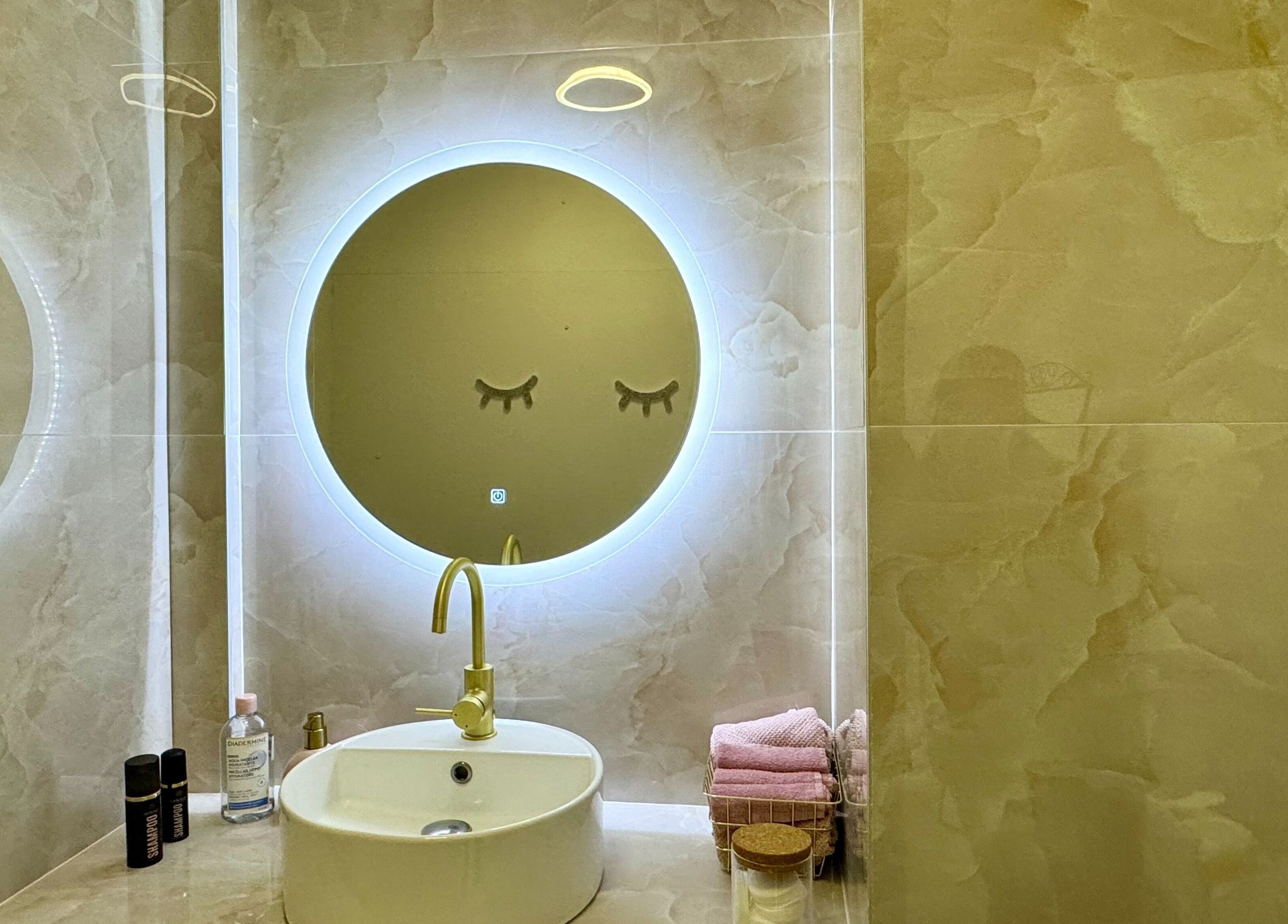 Καθρέφτης και νιπτήρας στο Lashroom, Θεσσαλονίκη, GR, φωτισμένα σε κομψό περιβάλλον.