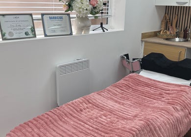 Cozy treatment room at Get Lashed, Shirley, England, GB with pink plush blanket and serene decor.