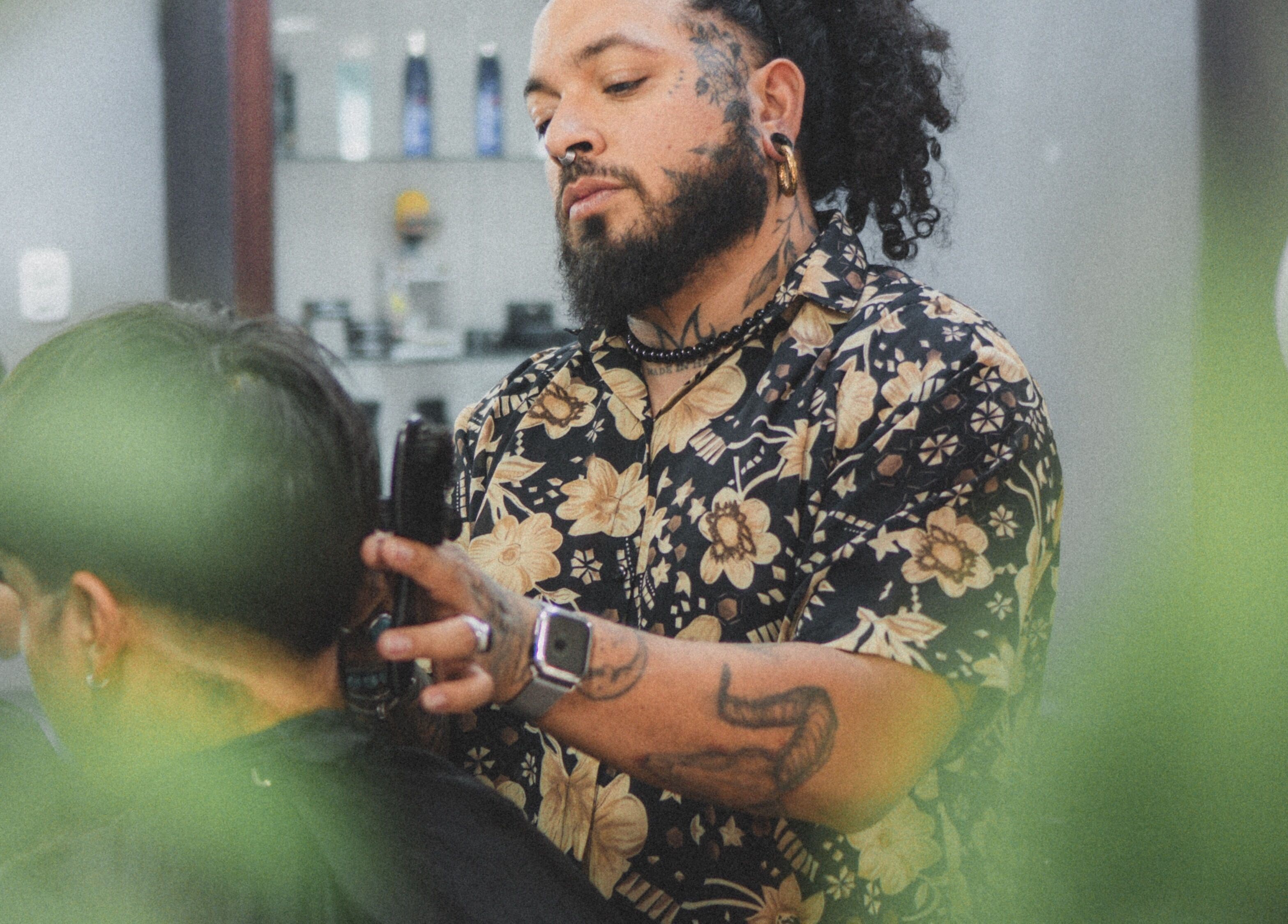 Experto barbero en Razormensite cortando cabello en Yanahuara, Arequipa, PE.