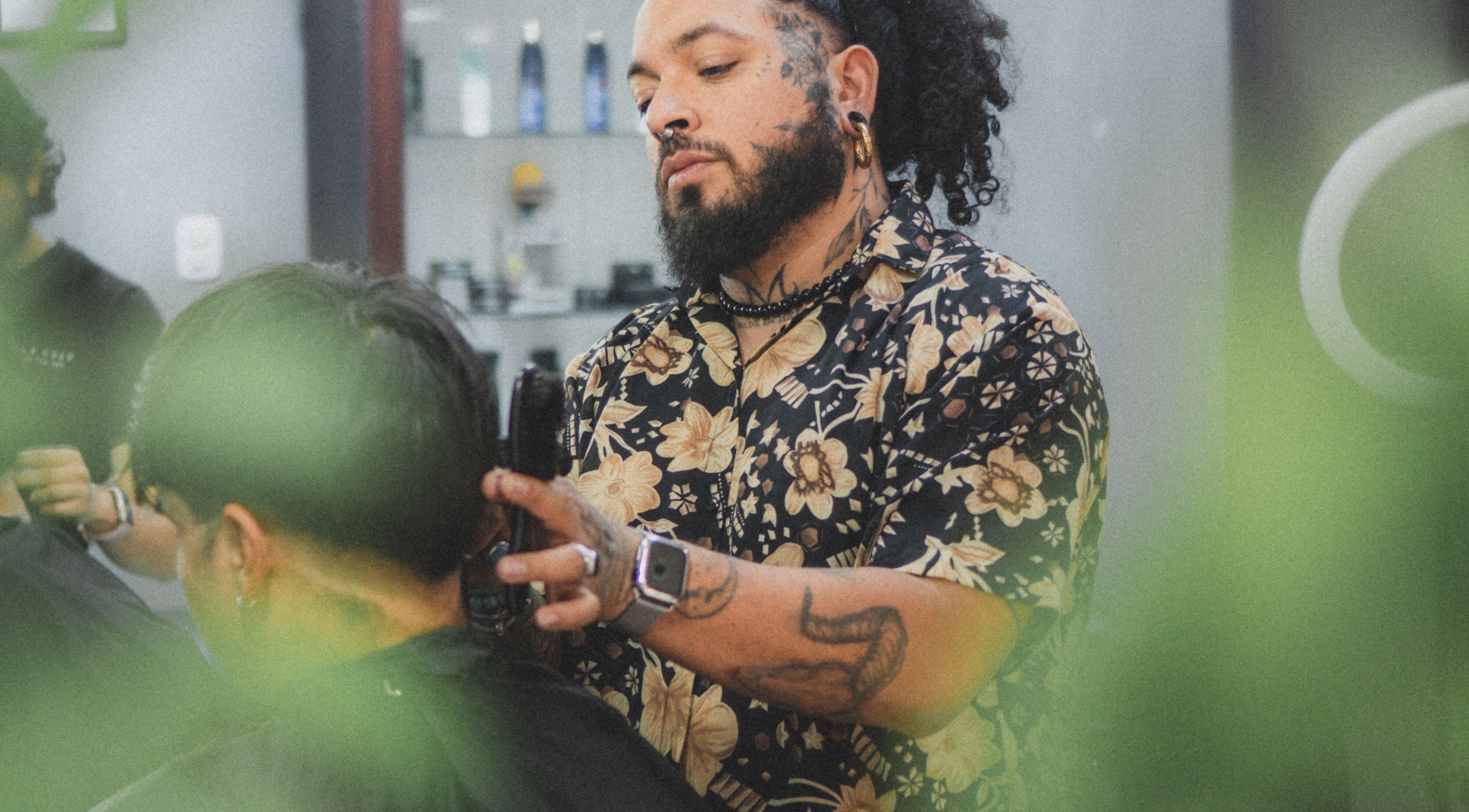 Experto barbero en Razormensite cortando cabello en Yanahuara, Arequipa, PE.