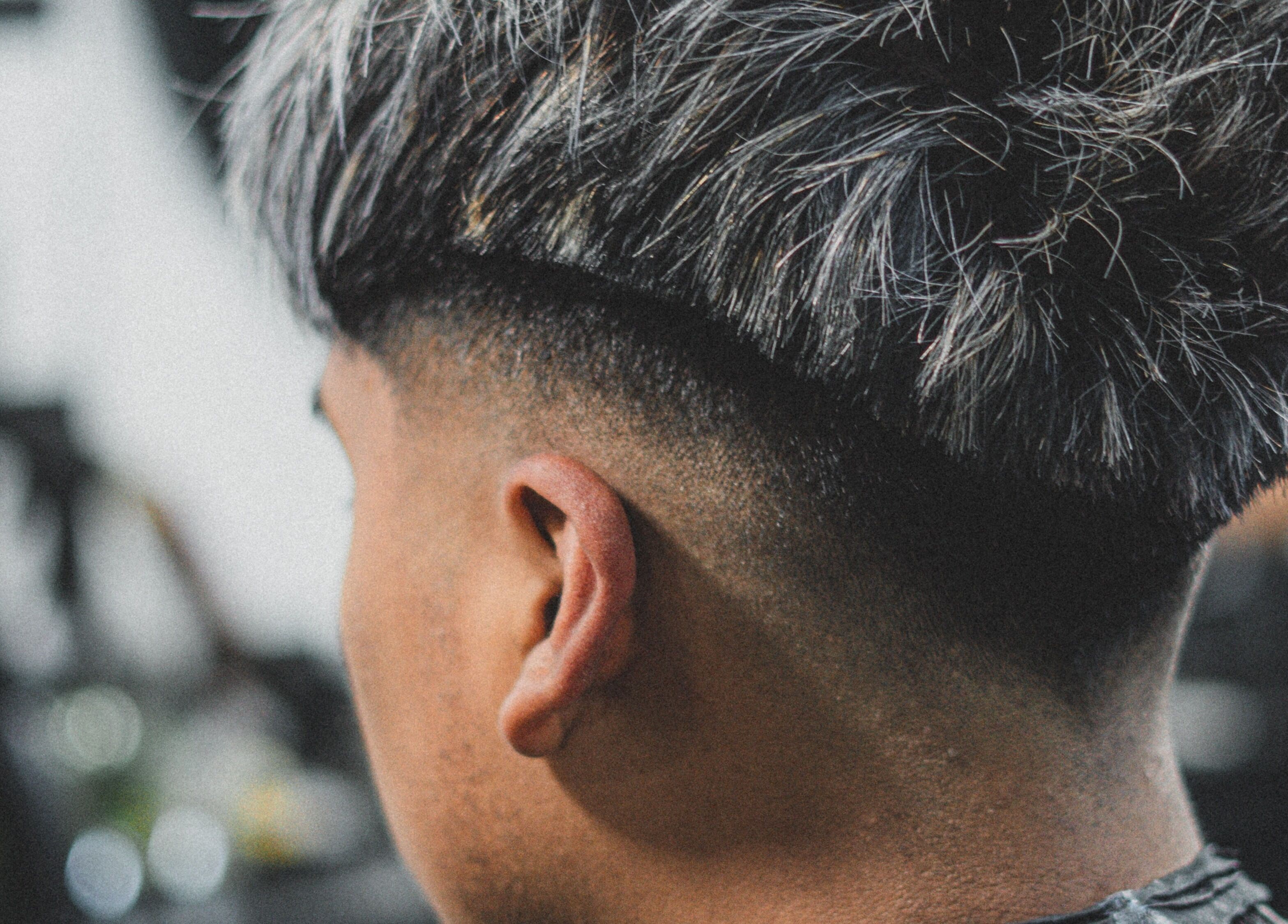 Corte de cabello moderno en Razormensite, Yanahuara, Arequipa, PE para estilo contemporáneo y cuidado personal.