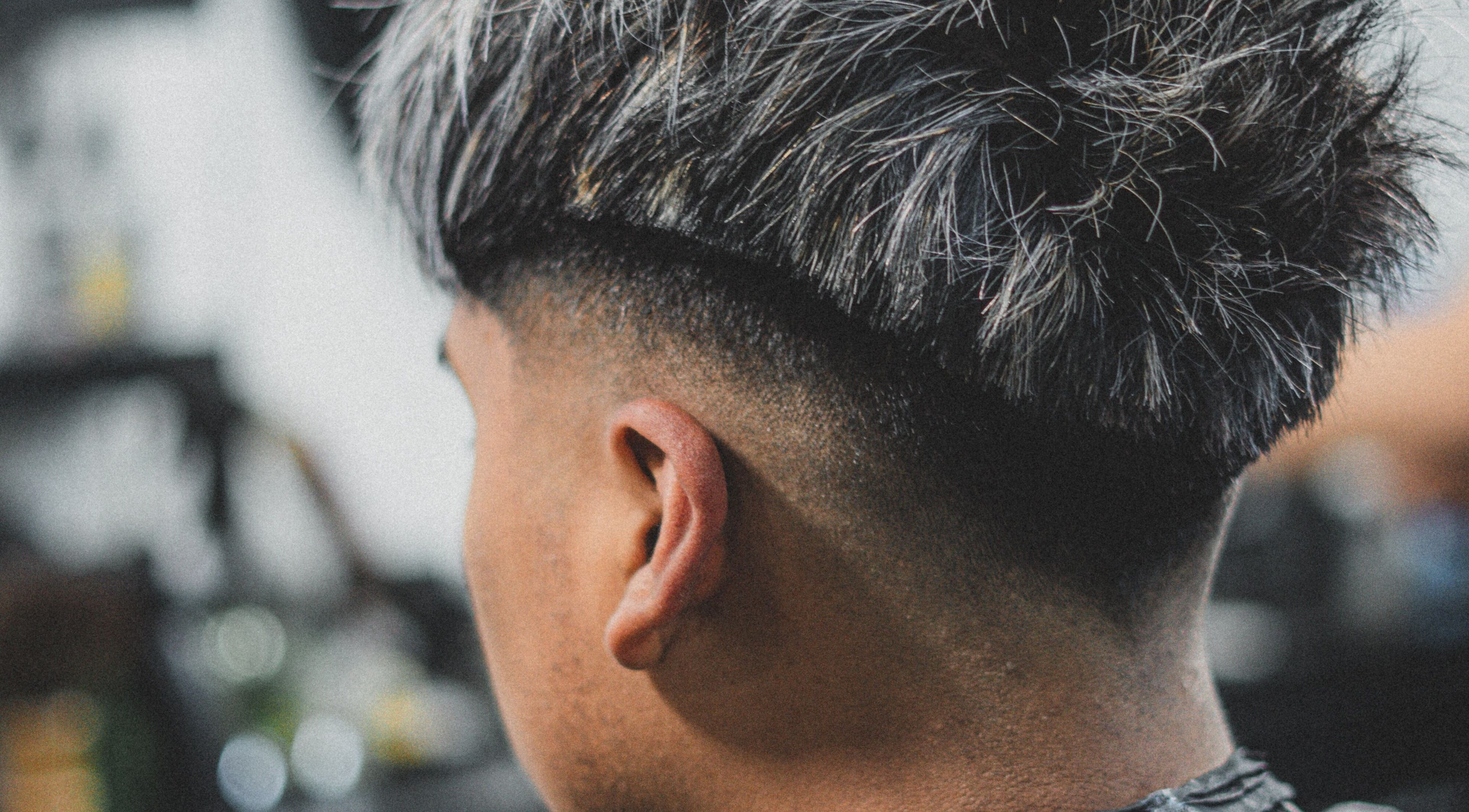 Corte de cabello moderno en Razormensite, Yanahuara, Arequipa, PE para estilo contemporáneo y cuidado personal.