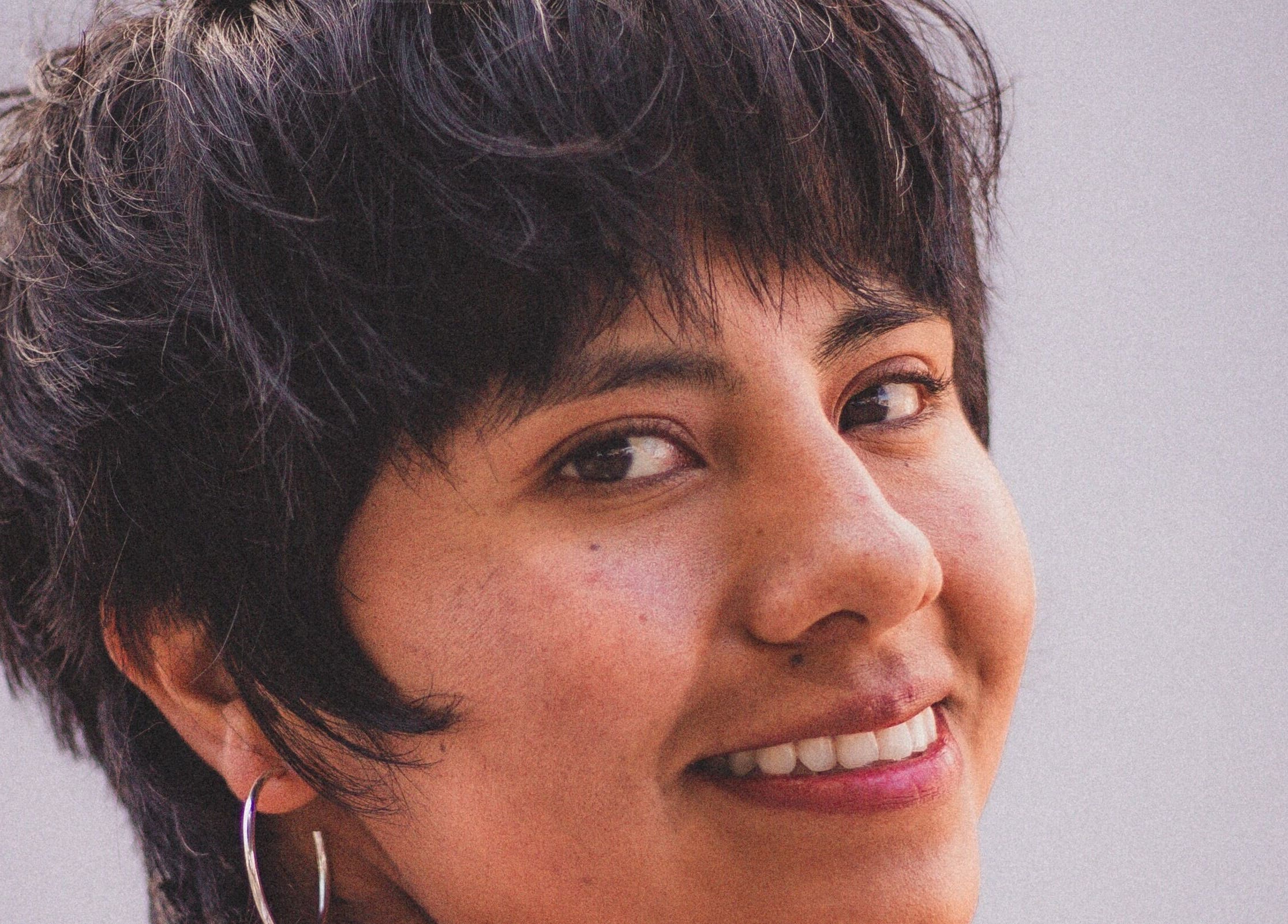 Cliente feliz en Razormensite, Yanahuara, Arequipa, PE, mostrando un peinado moderno y sonrisa radiante.