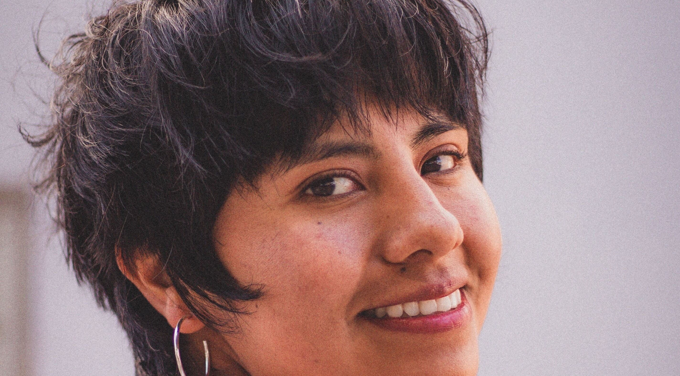 Cliente feliz en Razormensite, Yanahuara, Arequipa, PE, mostrando un peinado moderno y sonrisa radiante.