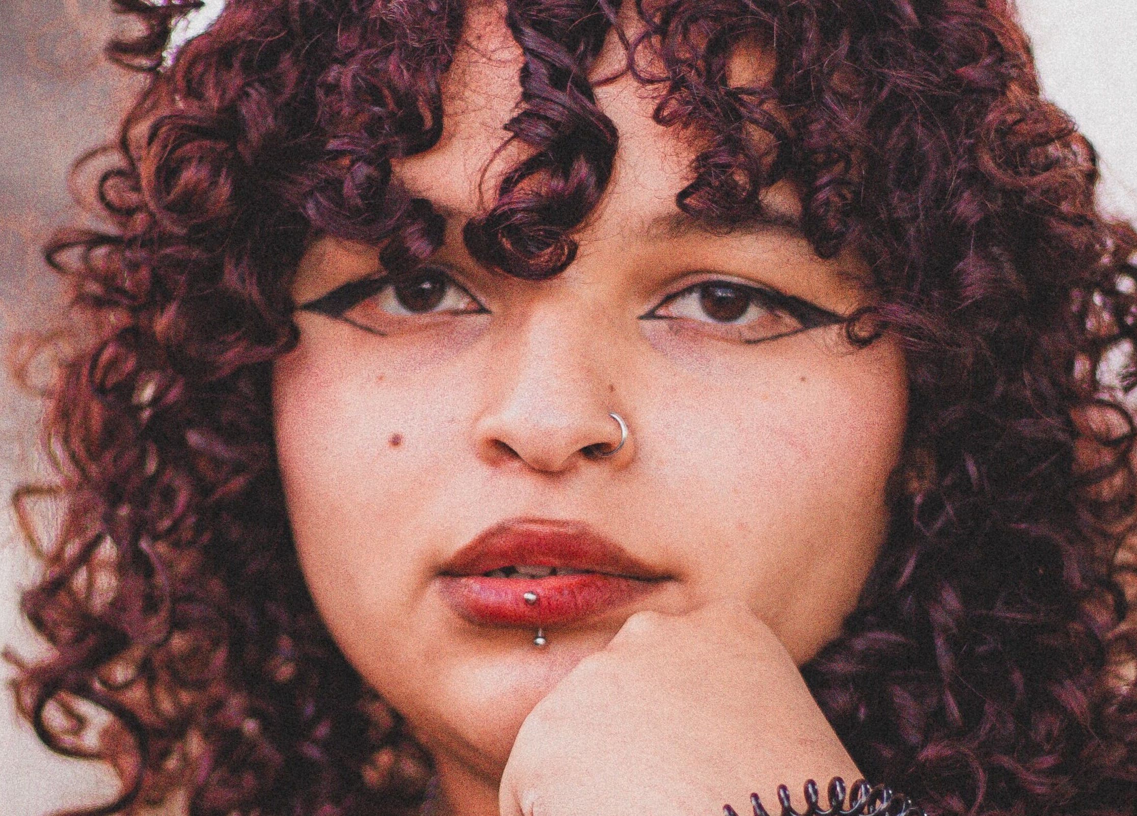 Retrato de mujer con rizos y maquillaje único en Razormensite, Yanahuara, Arequipa, PE.