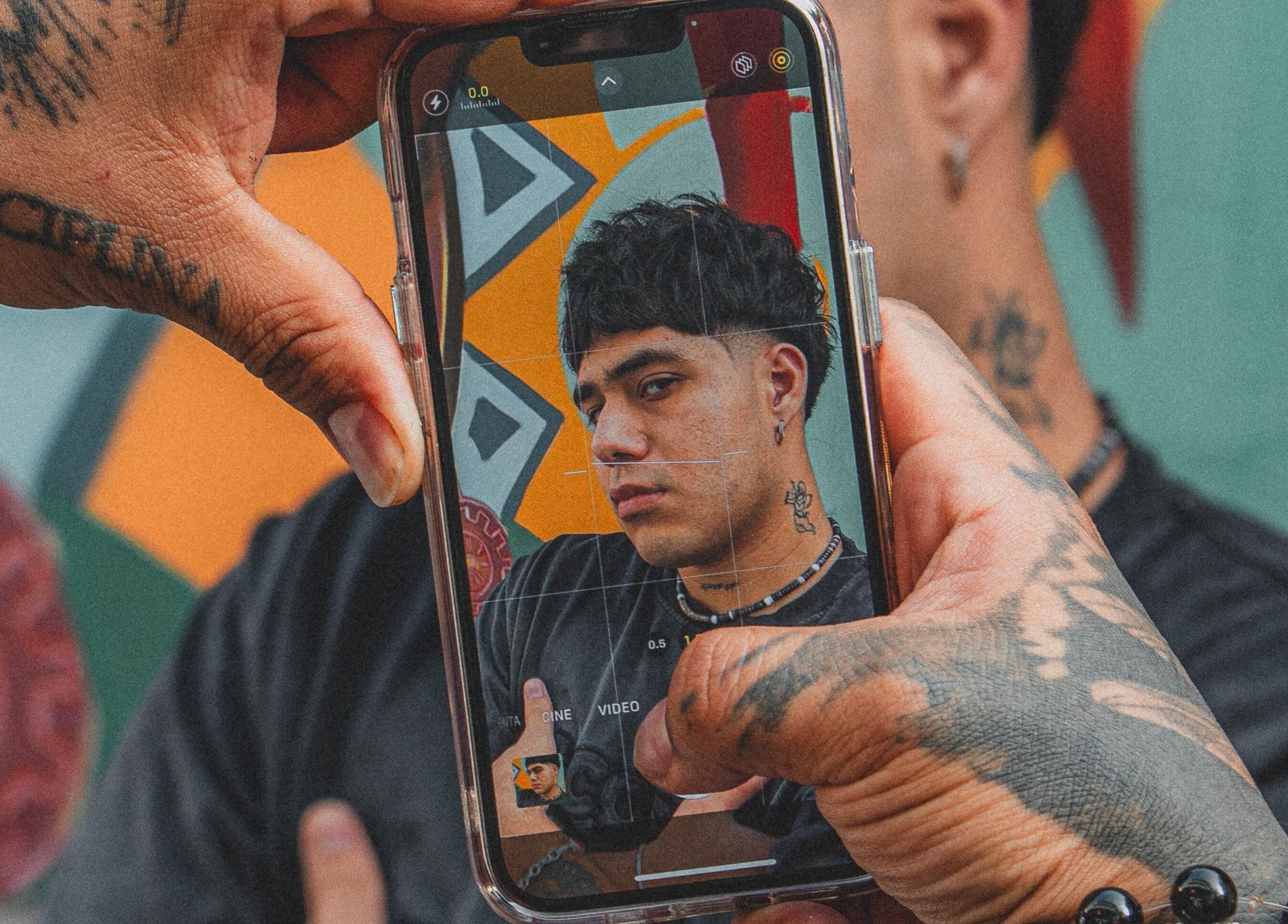 Retrato en Razormensite, Yanahuara, Arequipa, PE mostrando un moderno corte de cabello.
