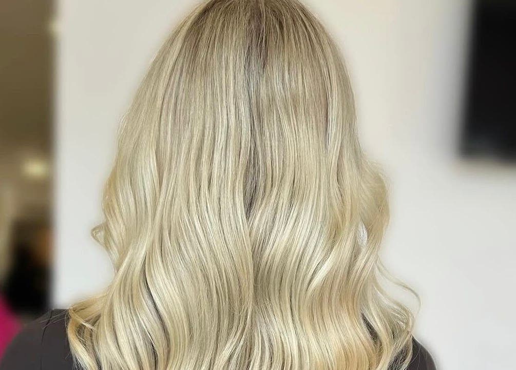 Elegant wavy blonde hairstyle at Sunrayz Hair & Beauty, Hornchurch, England, GB.