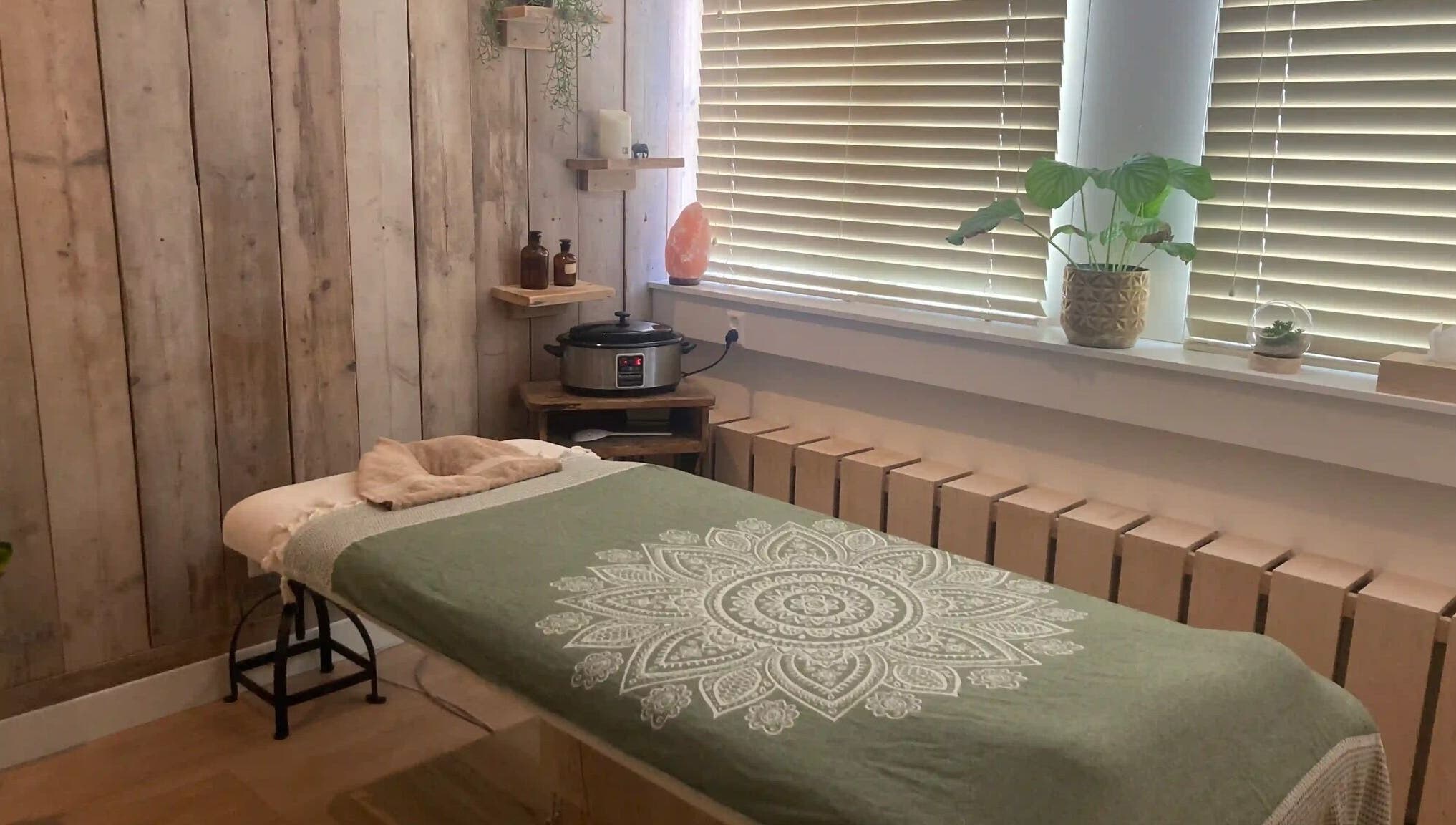 Rustieke behandeltafel bij Praktijk Mijn Lijf - Huizen, Huizen, Noord-Holland, NL met rustgevende groene deken.