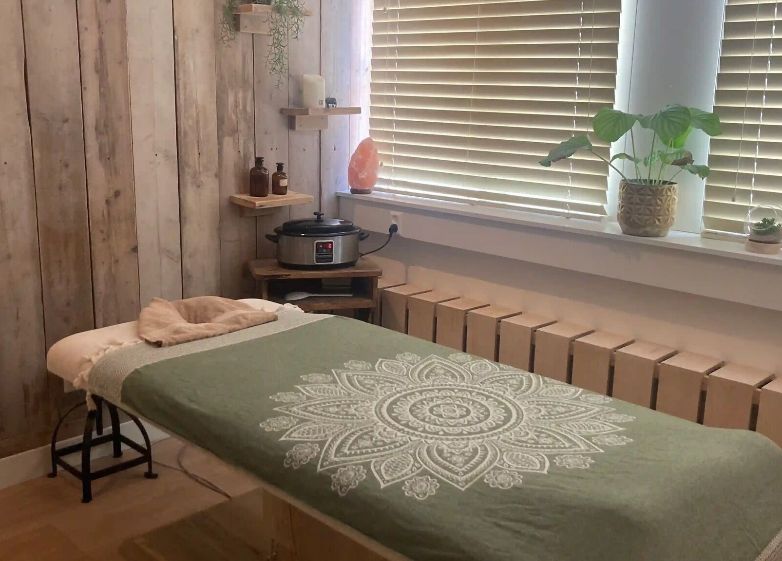 Rustieke behandeltafel bij Praktijk Mijn Lijf - Huizen, Huizen, Noord-Holland, NL met rustgevende groene deken.