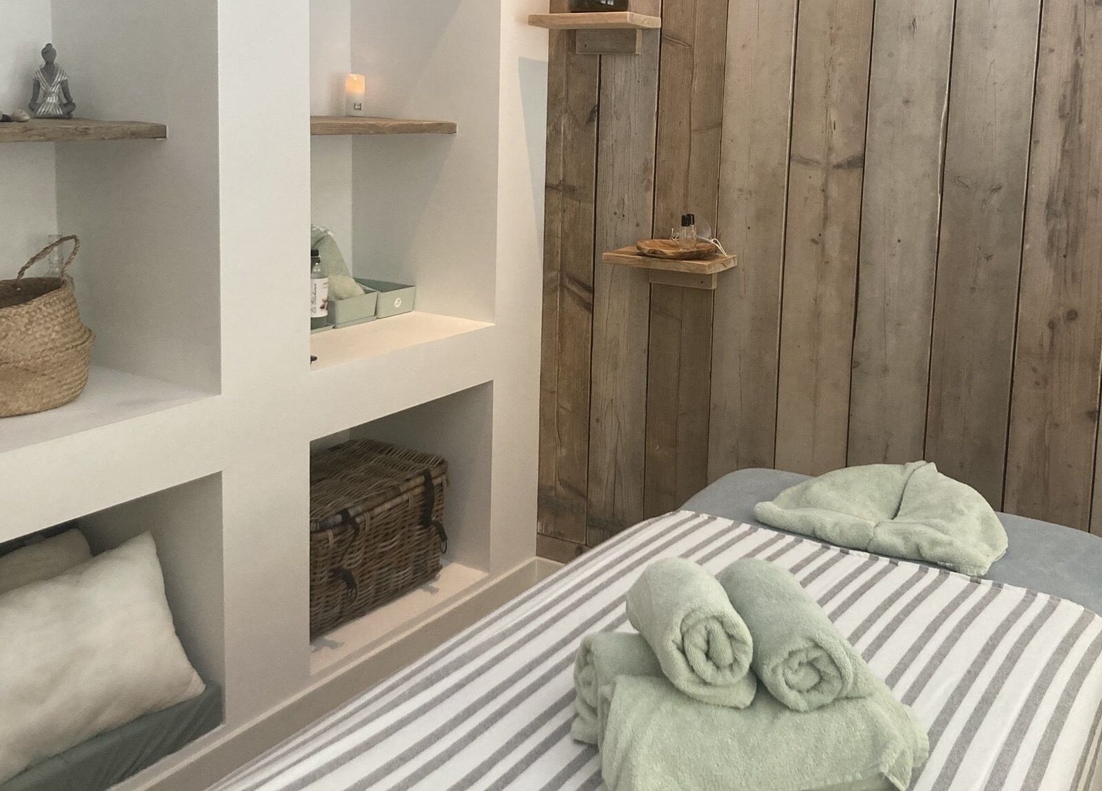 Kalm ingerichte massageruimte in Praktijk Mijn Lijf - Huizen, Huizen, Noord-Holland, NL met houten accenten.