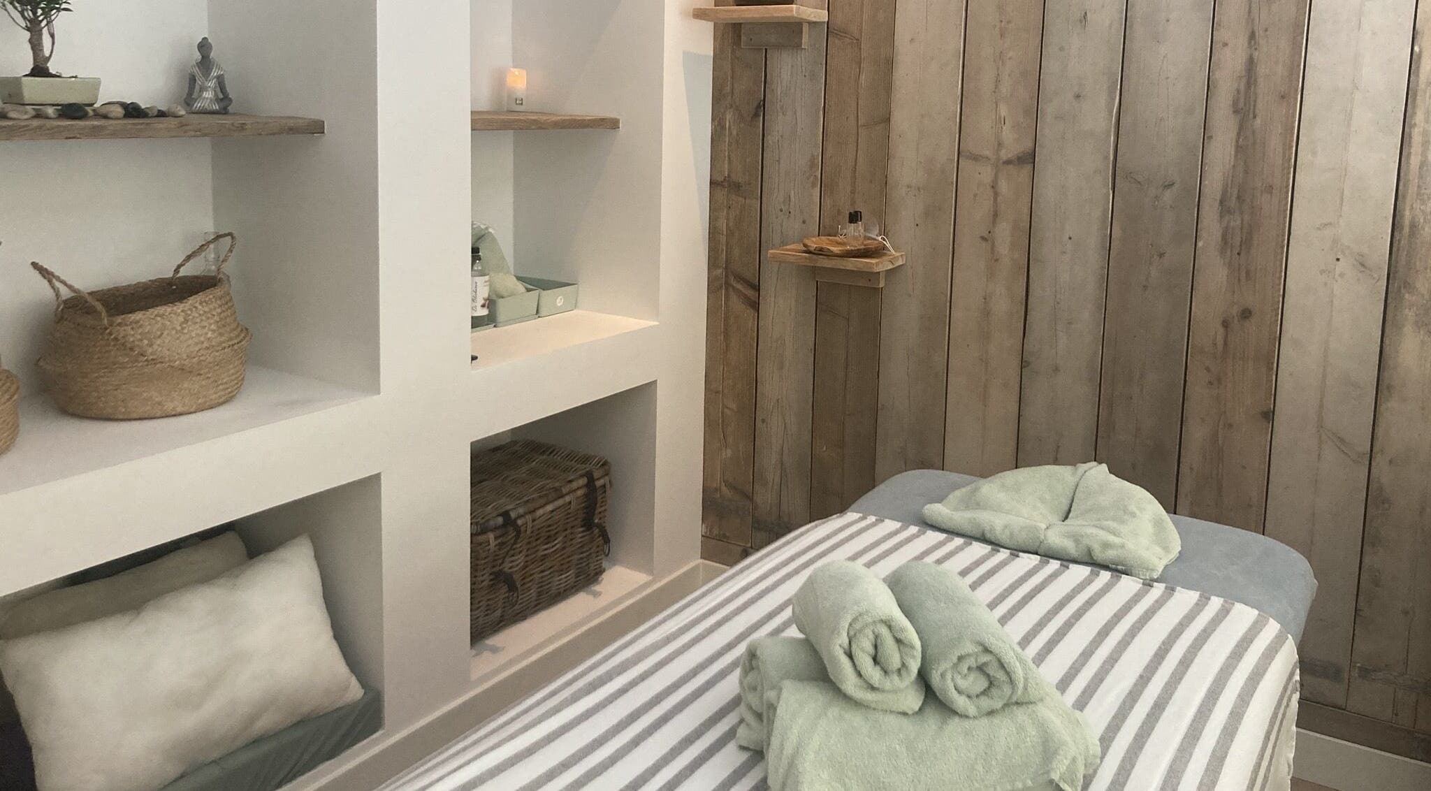Kalm ingerichte massageruimte in Praktijk Mijn Lijf - Huizen, Huizen, Noord-Holland, NL met houten accenten.