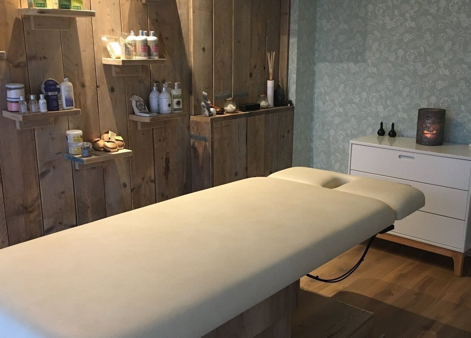 Gezellige behandelruimte bij Praktijk Mijn Lijf - Huizen, Noord-Holland, NL met rustieke houten inrichting.