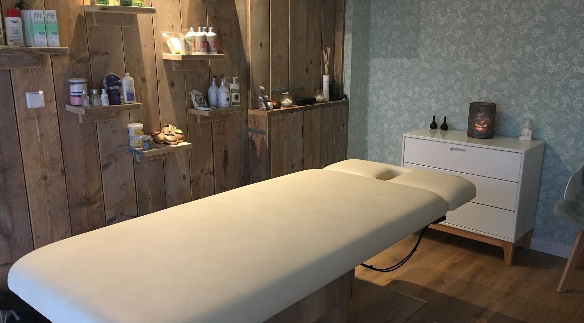 Gezellige behandelruimte bij Praktijk Mijn Lijf - Huizen, Noord-Holland, NL met rustieke houten inrichting.