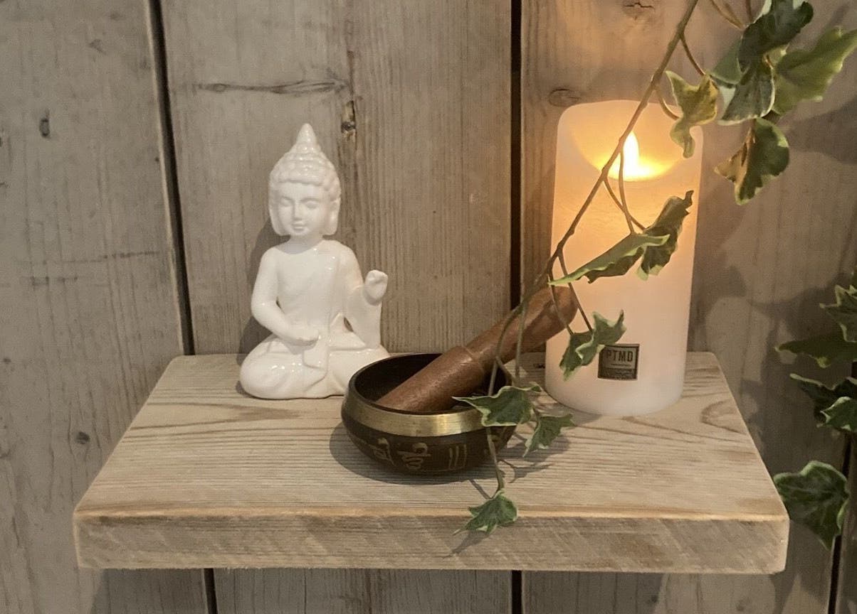 Rustig hoekje met Boeddhabeeld en kaars bij Praktijk Mijn Lijf - Huizen, in Huizen, Noord-Holland, NL.