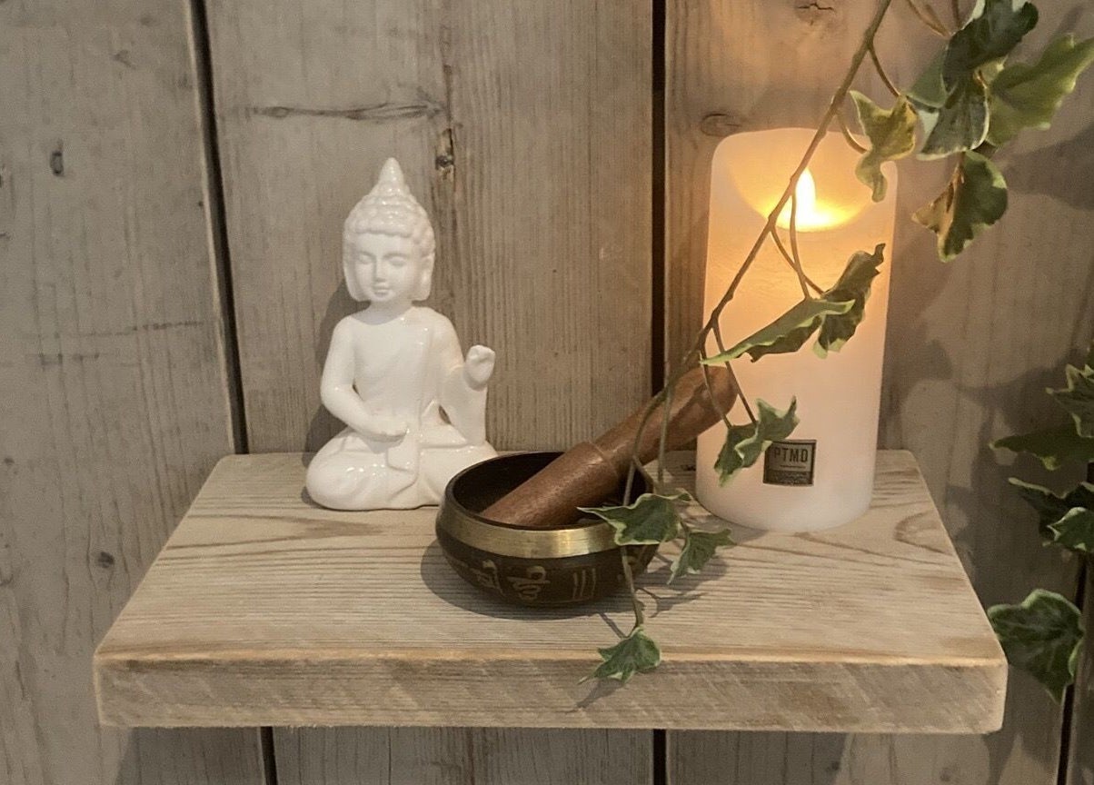 Rustig hoekje met Boeddhabeeld en kaars bij Praktijk Mijn Lijf - Huizen, in Huizen, Noord-Holland, NL.