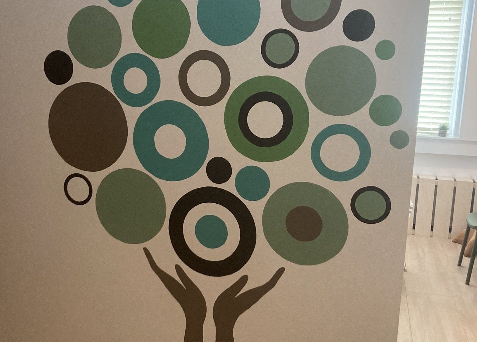 Muurkunst met kleurrijke cirkels in Praktijk Mijn Lijf - Huizen, Noord-Holland, NL.