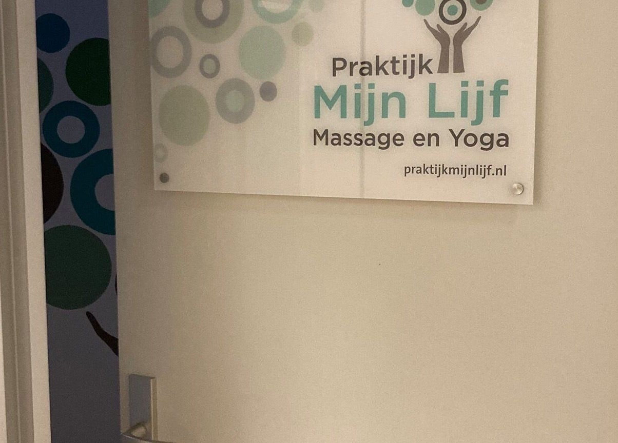 Ingang van Praktijk Mijn Lijf - Huizen met logo op de deur in Huizen, Noord-Holland, NL.