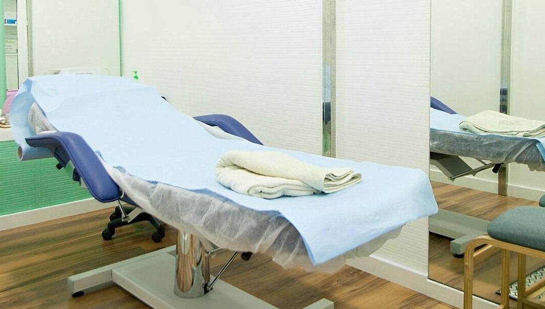 Sala de tratamiento en HammamZineb, Vinaròs, Comunidad Valenciana, ES, lista para el cuidado relajante.