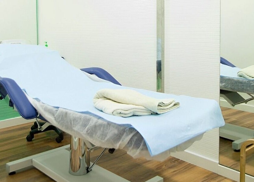 Sala de tratamiento en HammamZineb, Vinaròs, Comunidad Valenciana, ES, lista para el cuidado relajante.