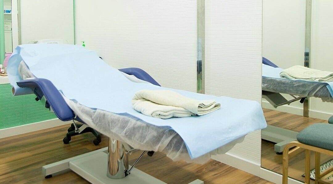 Sala de tratamiento en HammamZineb, Vinaròs, Comunidad Valenciana, ES, lista para el cuidado relajante.